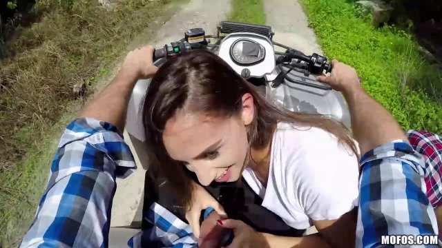 Превью Байкер на проселочной дороге нежно трахает незнакомую сельскую девушку № 2132