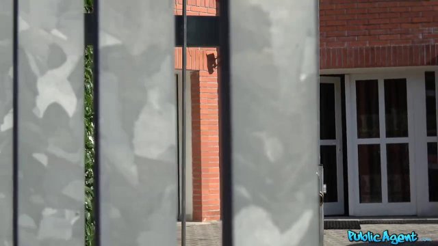 Седой любовник долго и качественно трахал на полу девушку-маляра