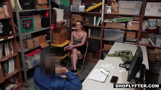 Превью Охранник натрахался с продавщицей в подсобке и слил ей семя на лицо № 2190