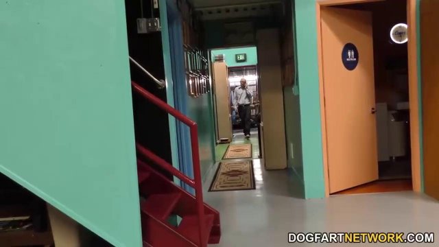 Превью Чернокожий раком трахнул жену начальника прямо на работе и слил в нее семя № 2239