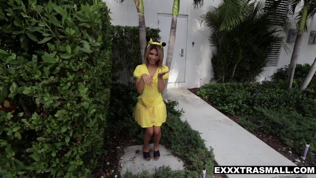 Красотка в костюме Пикачу ласкает большой стояк латиноамериканца