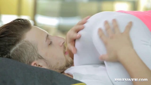 Брюнетка натирает парню-качку большой писюн глубоким красивым анусом