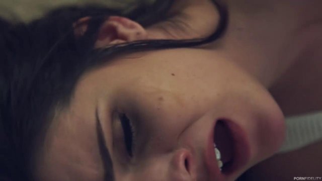 Превью Брюнетка в белой майке красиво полирует член женатого шефа в отеле № 2544