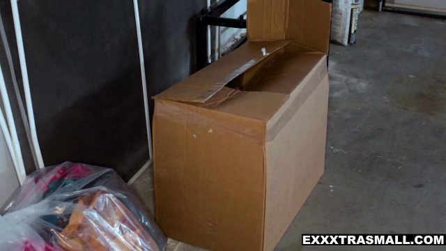 Девушка красиво попрыгала глубокой щелью на толстом члене друга