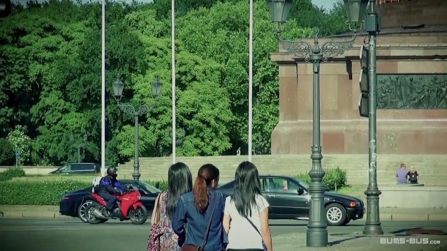 Превью Рыжая в автомобиле работает потной пиздой на большой палке водителя № 2852