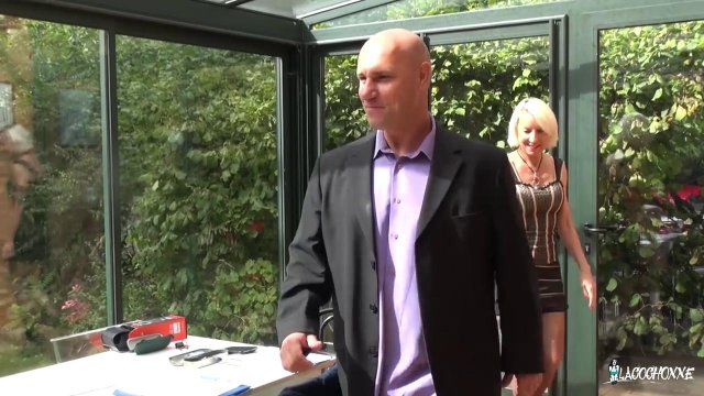 Превью Лысый мужик трахает старушку в розовых трусиках и чулках на диване № 3324