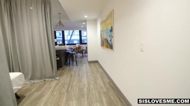 Превью Блондинка после зарядки отдается в позе всадника хуястому партнеру № 3467