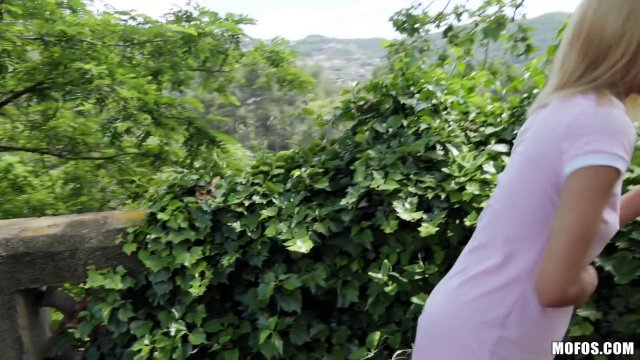 Превью Блондинка - блогерша согласилась заняться сексом за деньги № 35101