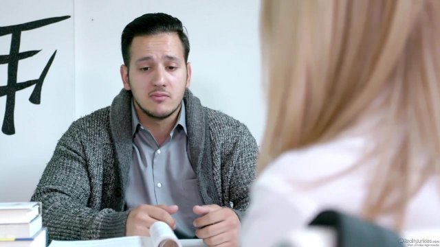 Превью Миловидная блондиночка задрала короткую юбку для быстрого перепихона № 35119