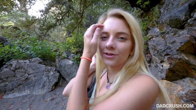 Скромная блондиночка долго не хотела сосать его член в парке