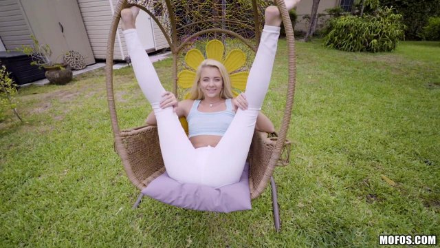 Увидев соседа на заднем дворе, блондинка не устояла и соблазнила его