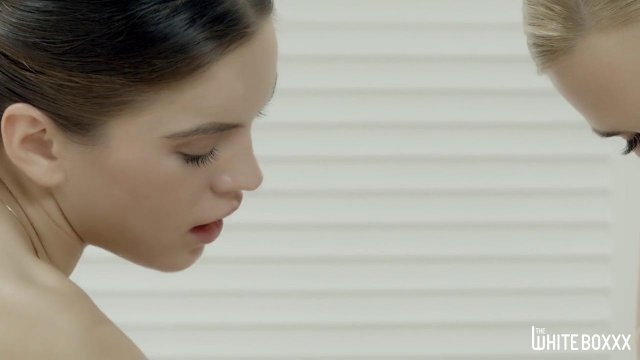 Две красивые массажистки оседлали член своего клиента