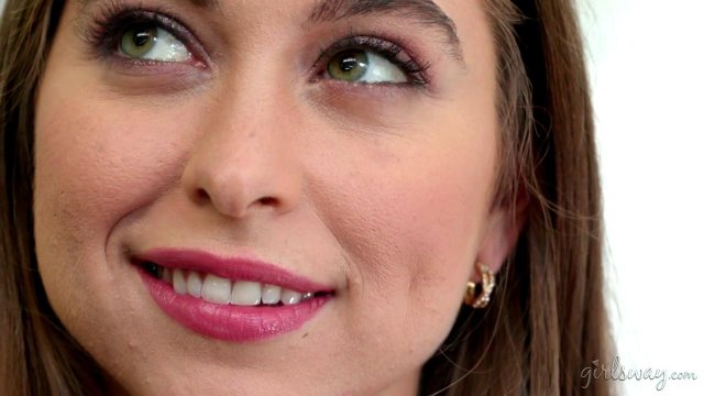 Превью Две молоденькие шлюшки по очереди вылизали киски друг друга № 35333