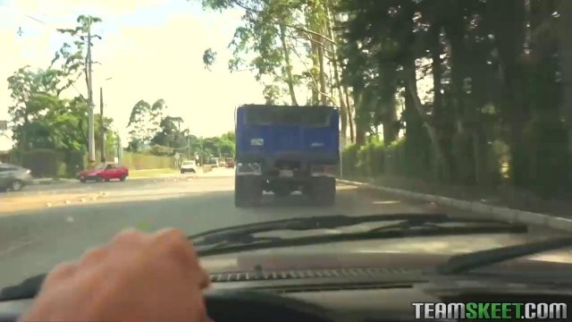 Эта блондиночка обожает страстный секс с восточными мужчинами