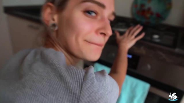 Превью Симпатичная блондинка раздвинула ножки на кухне № 35393