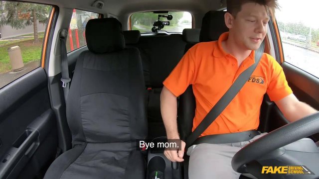 Превью Инструктор по вождению заставил свою студентку отсосать огромный хер № 35434