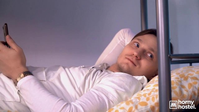 Он привел ее в фейковый хостел и там оттрахал на узкой кровати