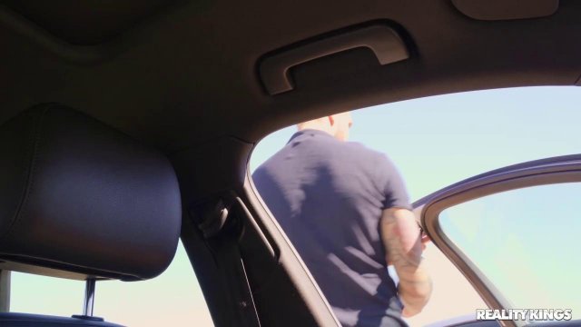 Превью Синеволосая красотка Ава обожает трахаться на огромной кровати № 35465