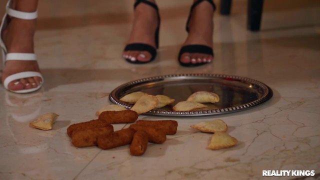 Превью Красивая официантка не постеснялась и села на член своего хозяина на вечеринке № 35492