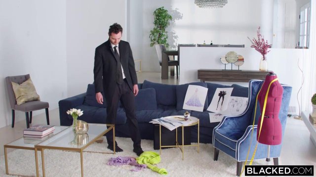 Превью Красивая брюнетка с трудом насаживается на огромный член киской № 35508