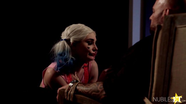 Харли Квинн ну очень громко кончает от большого члена своего друга