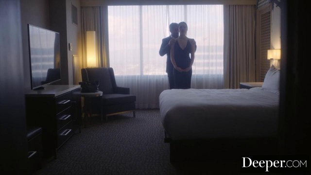 Мужик после романтического свидания трахает красотку толстым членом