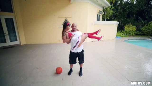 Превью Фитнес тренер отымел худенькую девушку на полу вместо тренировки № 38058