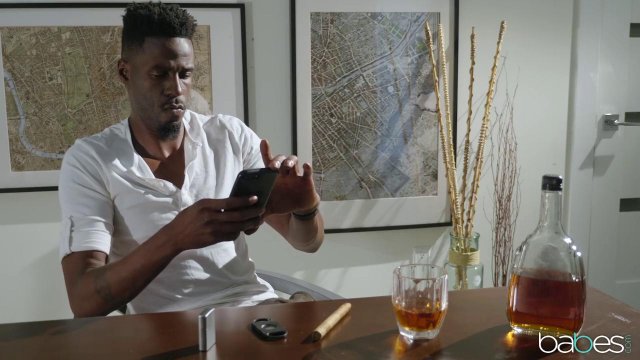 Грудастая блондинка провела свидание с негром