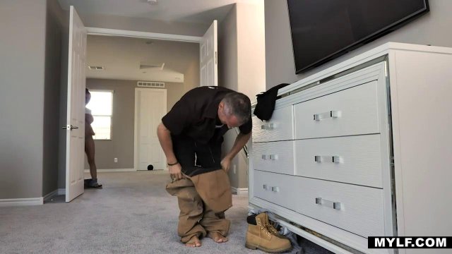 Брюнетка с силиконовыми сиськами трахается с мужем