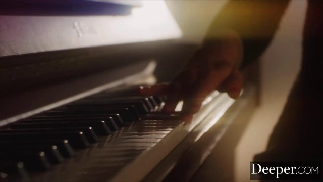 Мужик отодрал красивую брюнетку толстым членом