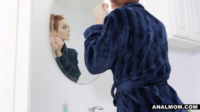 Превью Рыжая милфа с короткой стрижкой дает в попку молодому соседу № 38166