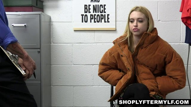 Наглую воровку вместе с ее мамкой наказал охранник