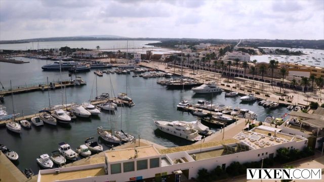 Мужик потрахался с худой любовницей у себя на вилле