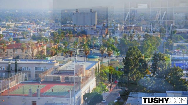 Блондинка получила анилингус и почпокалась в попку