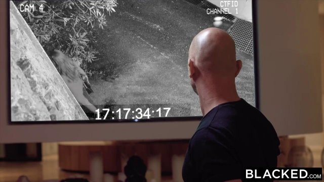 Негры отодрали белую шлюху в групповом межрасовом порно