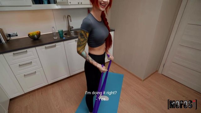 Превью Рыжую фитоняшку в татуировках развели на интим и чпокнули в киску на тренировке дома № 39418