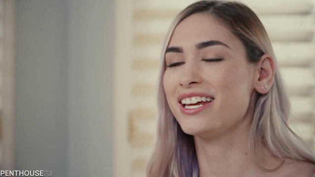 Блонда с маленькими сиськами балдеет от куни и крепкого члена в киске