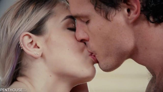 Превью Блонда с маленькими сиськами балдеет от куни и крепкого члена в киске № 39432