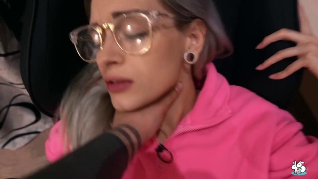 Превью Очкастая блонда снимается в домашнем порно и дает чпокать в попку № 39435