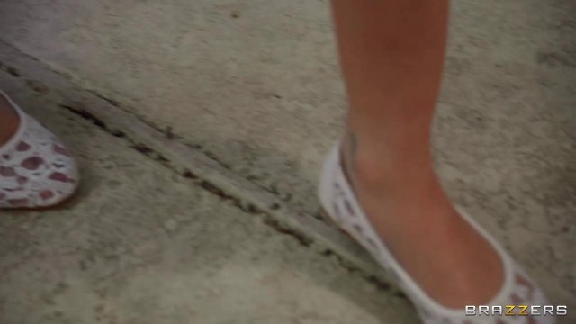 Превью Мужик подкатил к девушке у бассейна и оприходовал ее в киску на шезлонге № 39437