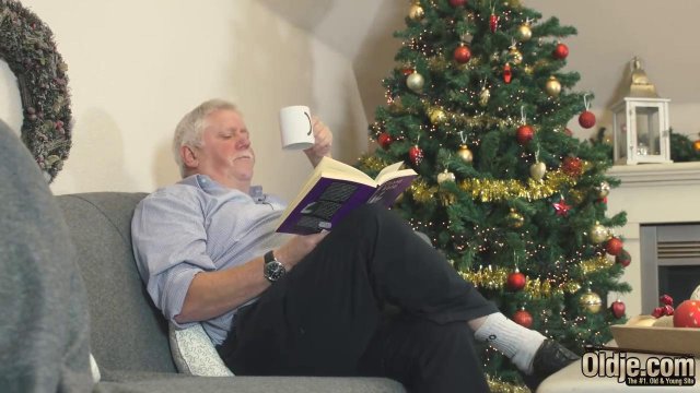 Превью Старик потратил две пенсии на шлюшку, чтобы получить минет и трахнуть ее маленьким членом № 39440