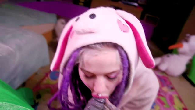 Снял от первого лица минет в исполнении своей неформальной подружки в кигуруми