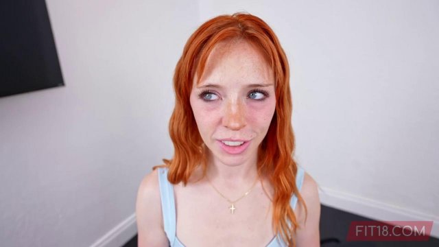 Рыженькая худышка в приятном шоке от члена в пилотке