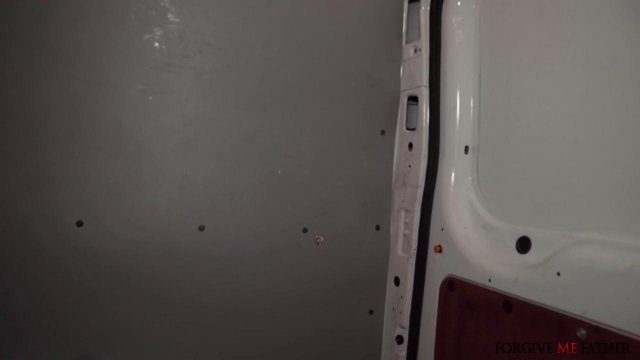 Девушка с гладкой киской соблазнила священника на секс